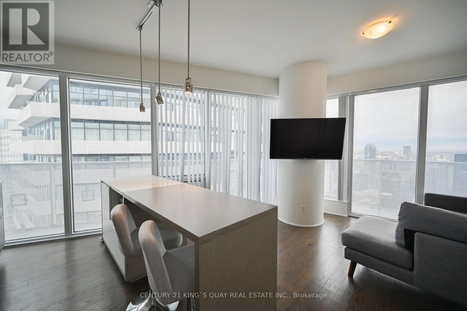 6802 - 88 Harbour Street Property Photo 3