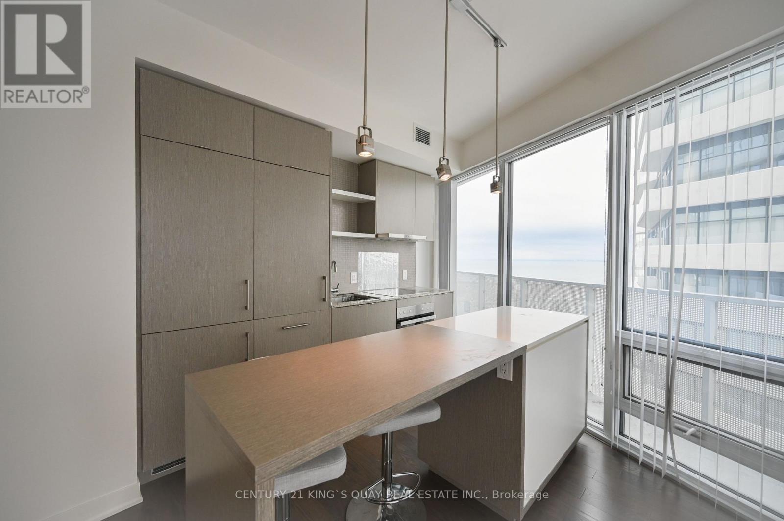 6802 - 88 Harbour Street Property Photo 4