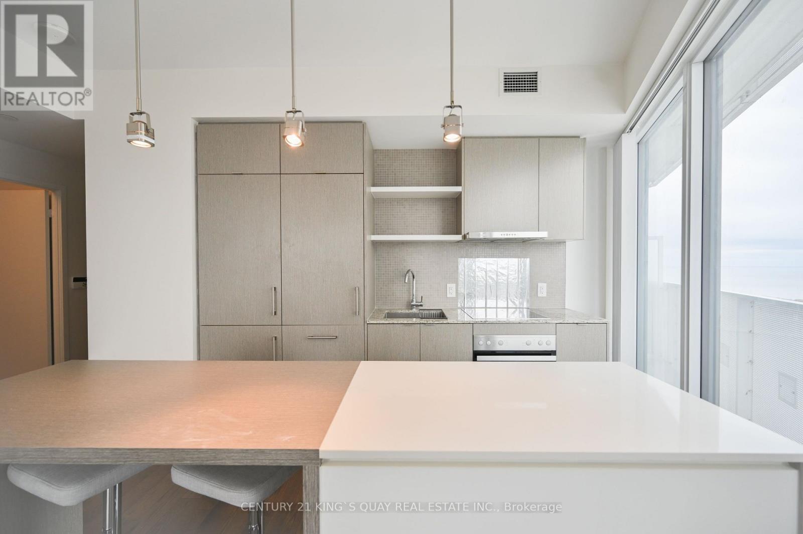 6802 - 88 Harbour Street Property Photo 5