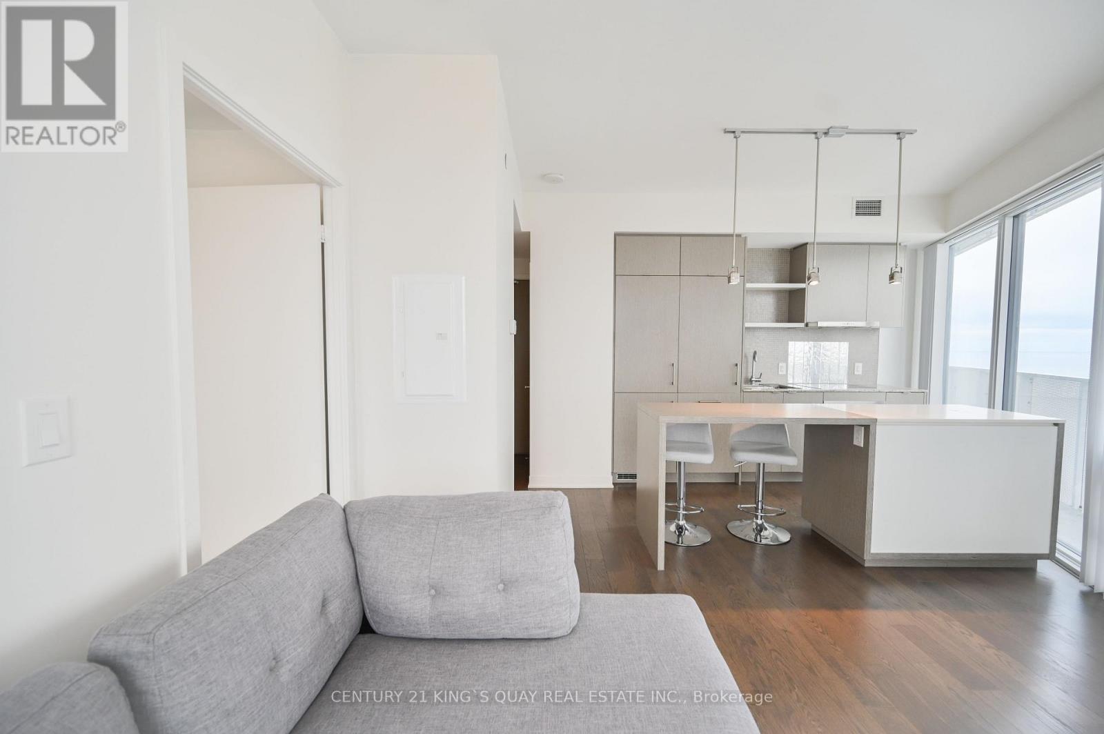 6802 - 88 Harbour Street Property Photo 8