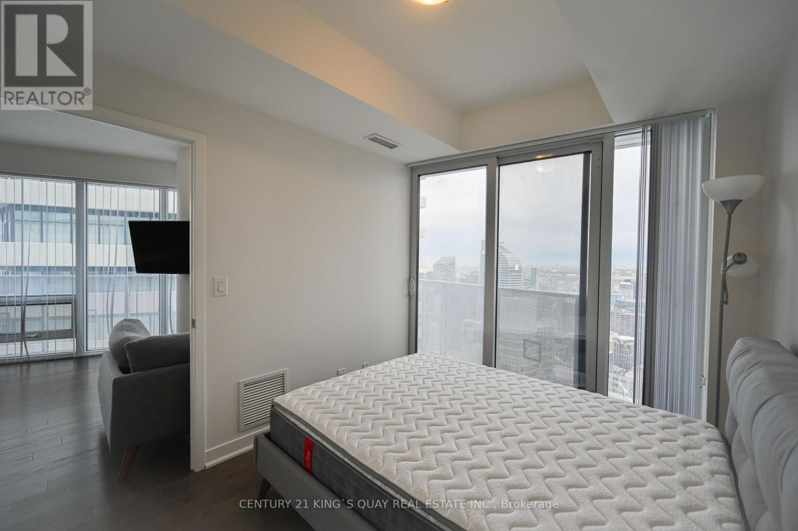 6802 - 88 Harbour Street Property Photo 11