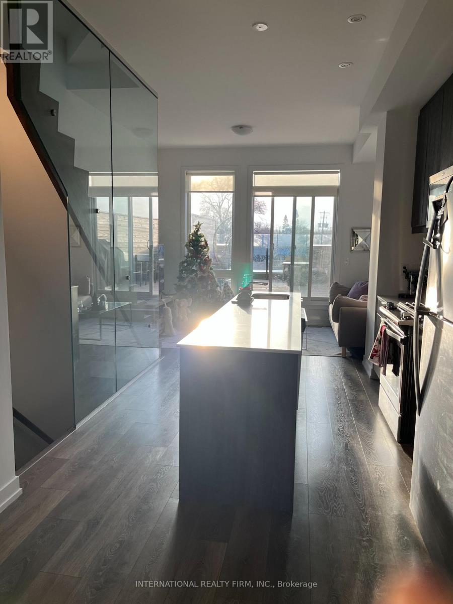 48 Perth Avenue Property Photo 3