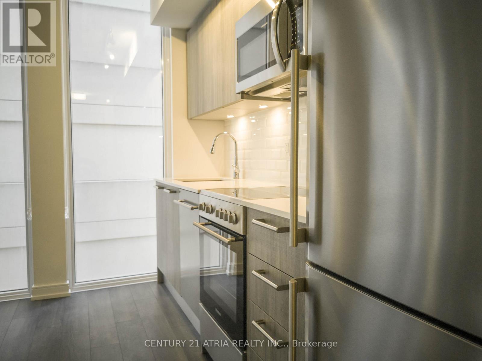 1810 - 28 Wellesley Street E Property Photo 3