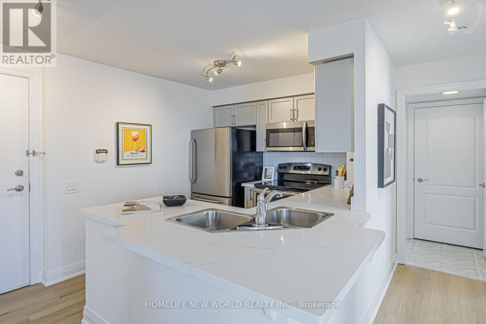 1501 - 21 Hillcrest Avenue Property Photo 6