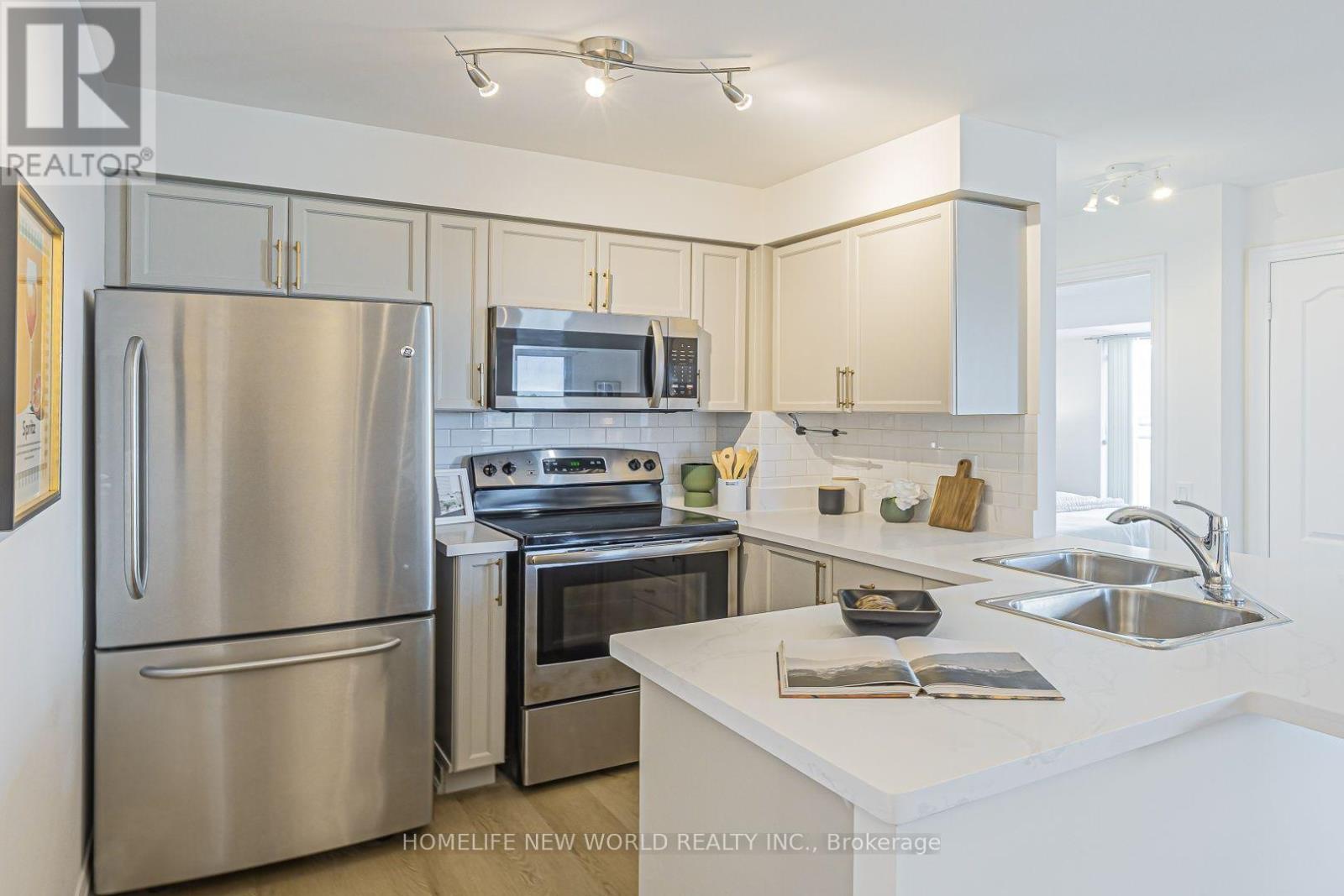 1501 - 21 Hillcrest Avenue Property Photo 7
