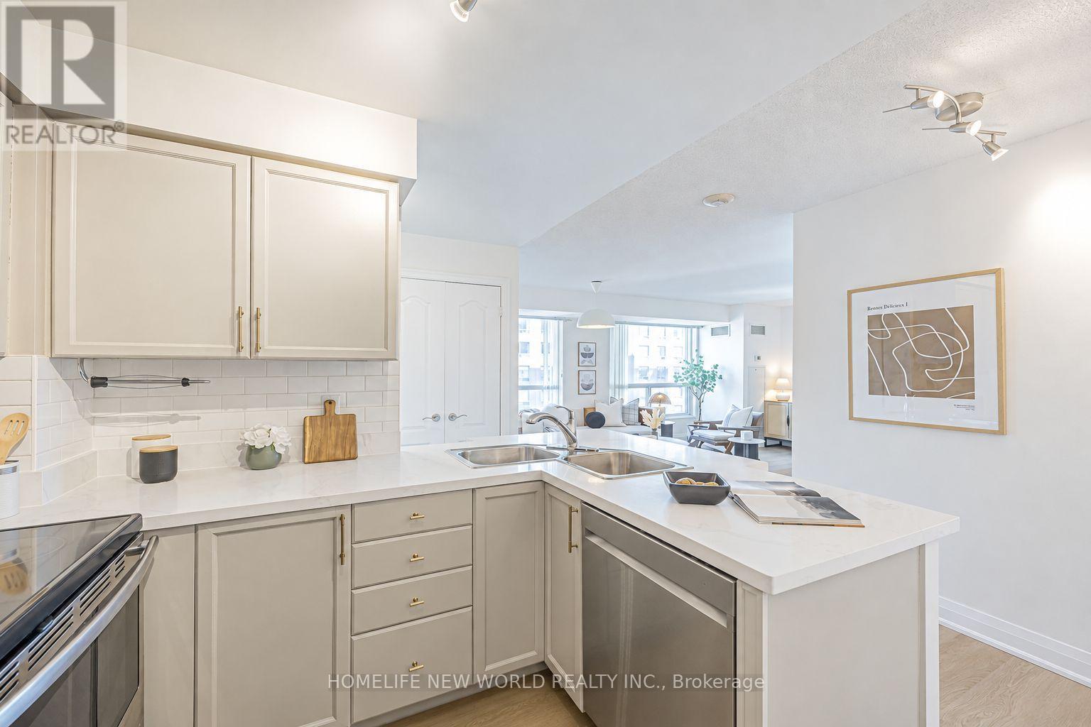 1501 - 21 Hillcrest Avenue Property Photo 8