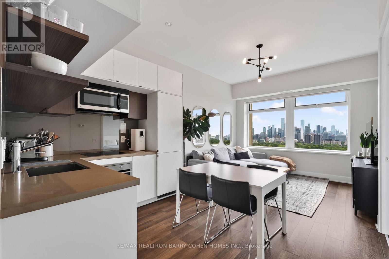 1018 - 111 St Clair Avenue W Property Photo 4