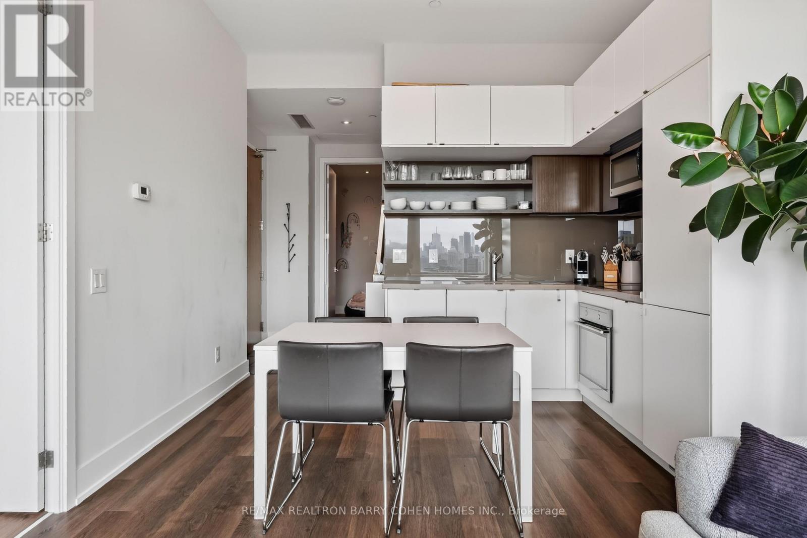 1018 - 111 St Clair Avenue W Property Photo 6