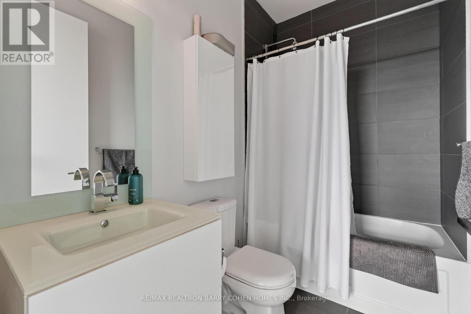 1018 - 111 St Clair Avenue W Property Photo 10