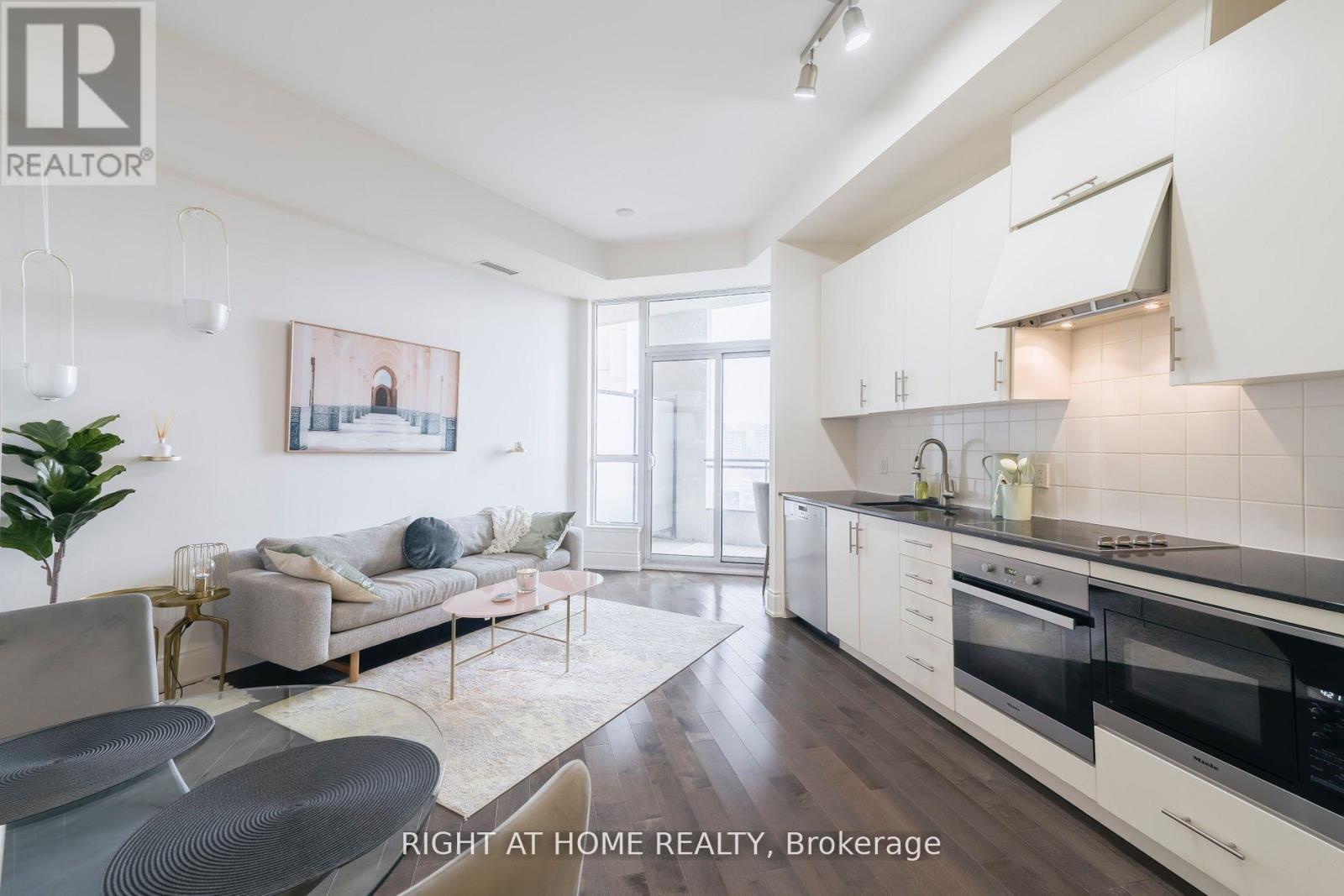 918 - 23 Glebe Road W Property Photo 2