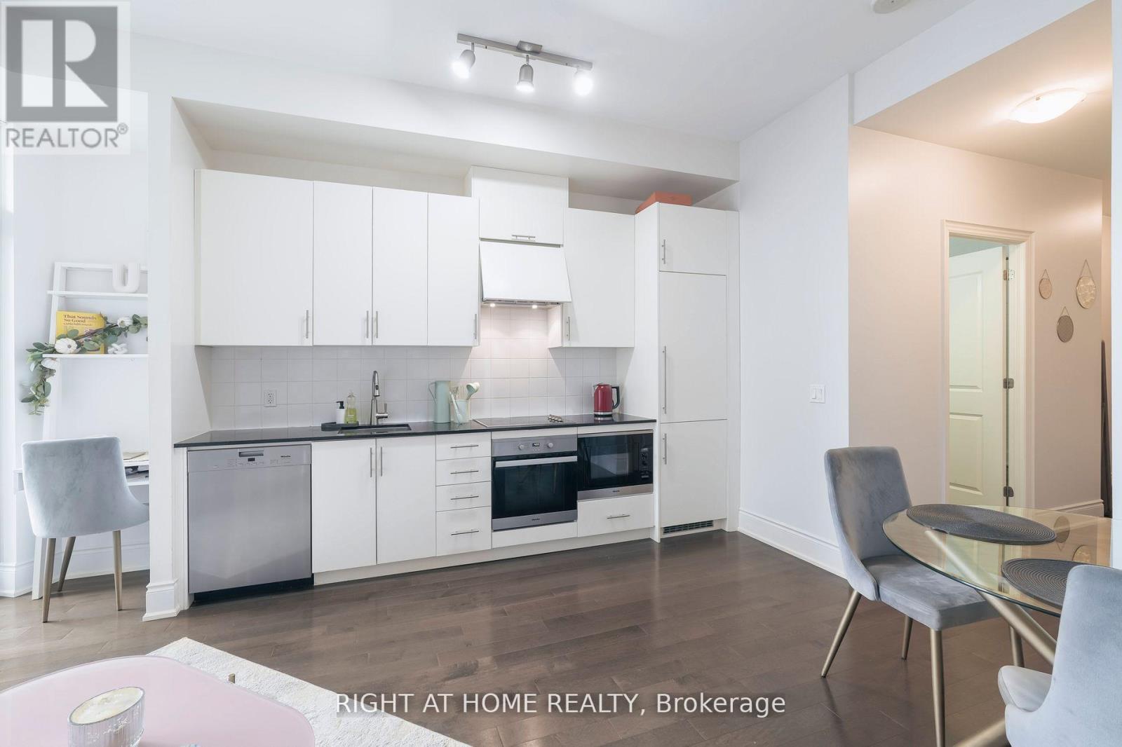 918 - 23 Glebe Road W Property Photo 3