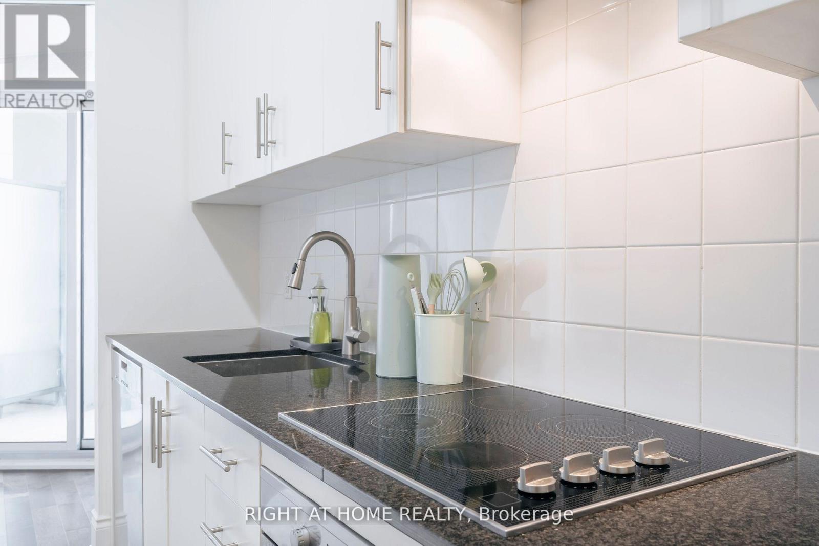 918 - 23 Glebe Road W Property Photo 4