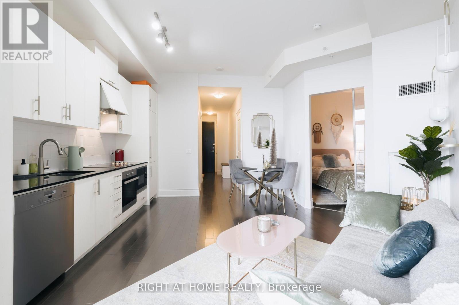 918 - 23 Glebe Road W Property Photo 6