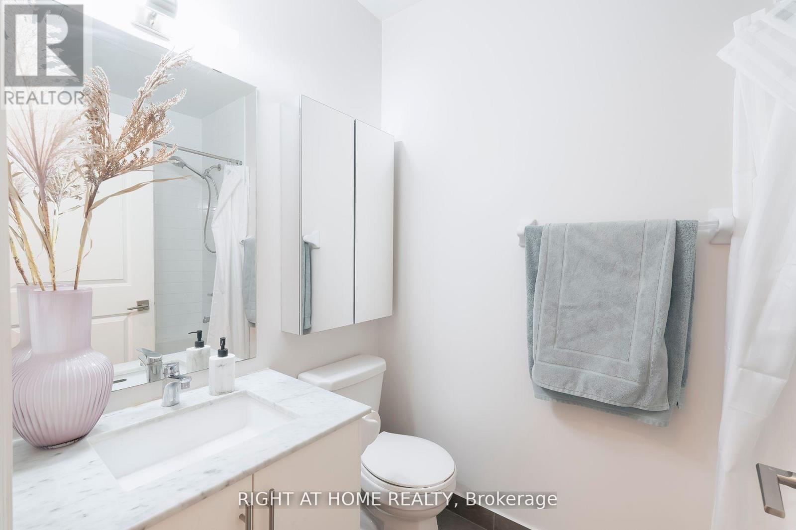 918 - 23 Glebe Road W Property Photo 12