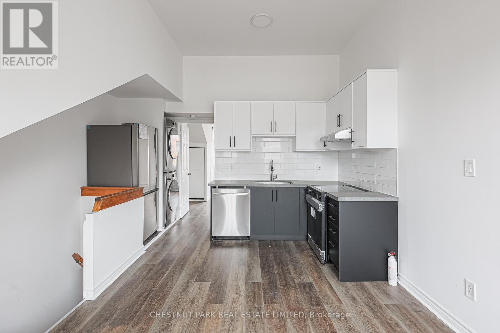 2 - 677 Queen Street W Property Photo 11