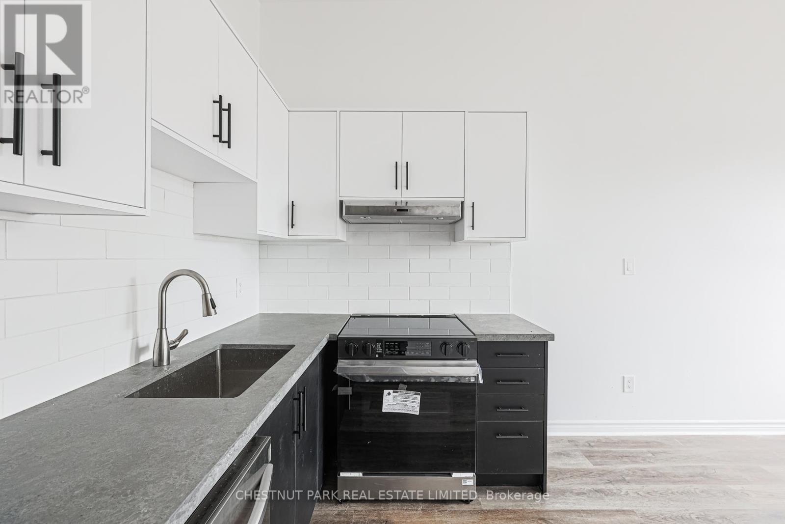 2 - 677 Queen Street W Property Photo 12