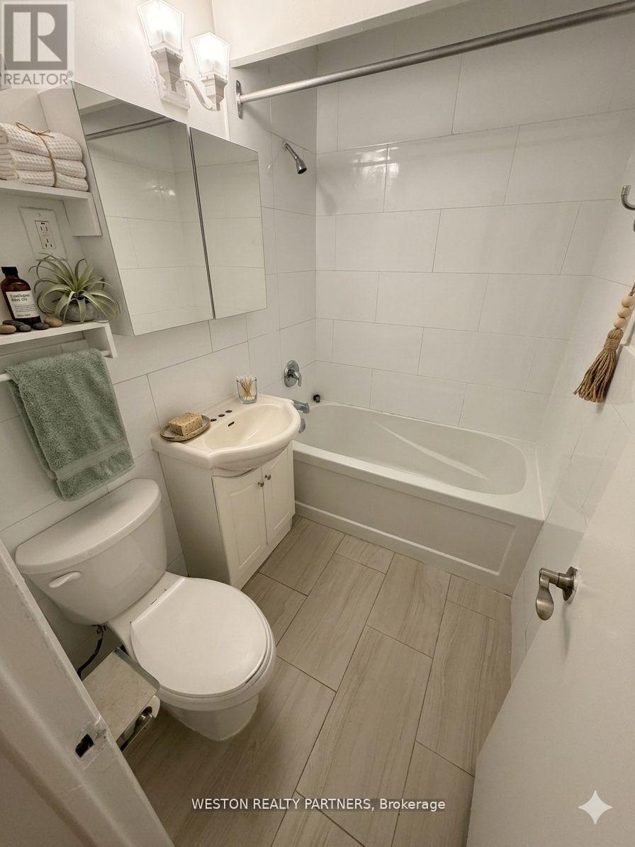 709 - 88 Wellesley Street E Property Photo 5