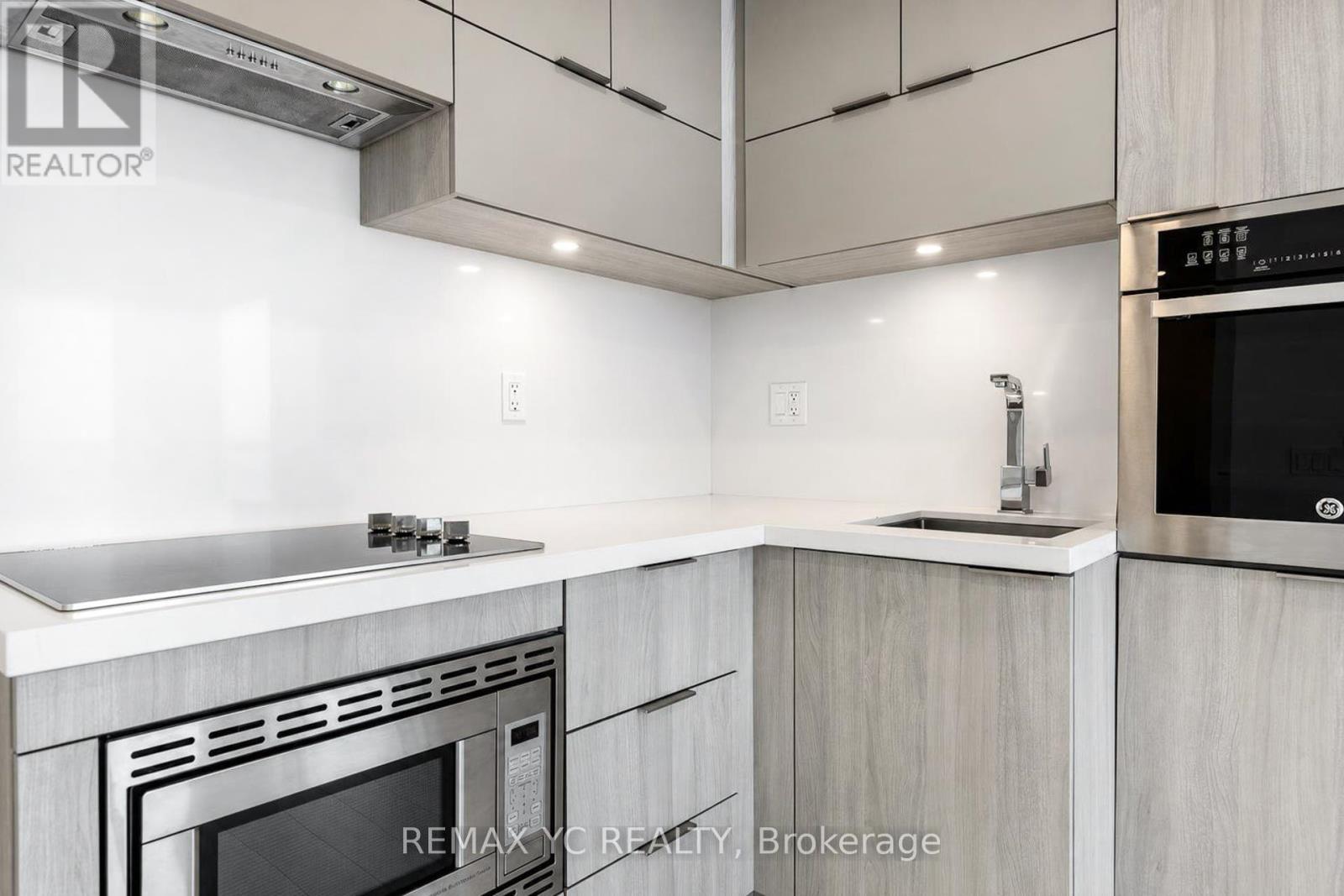 3708 - 39 Roehampton Avenue Property Photo 7