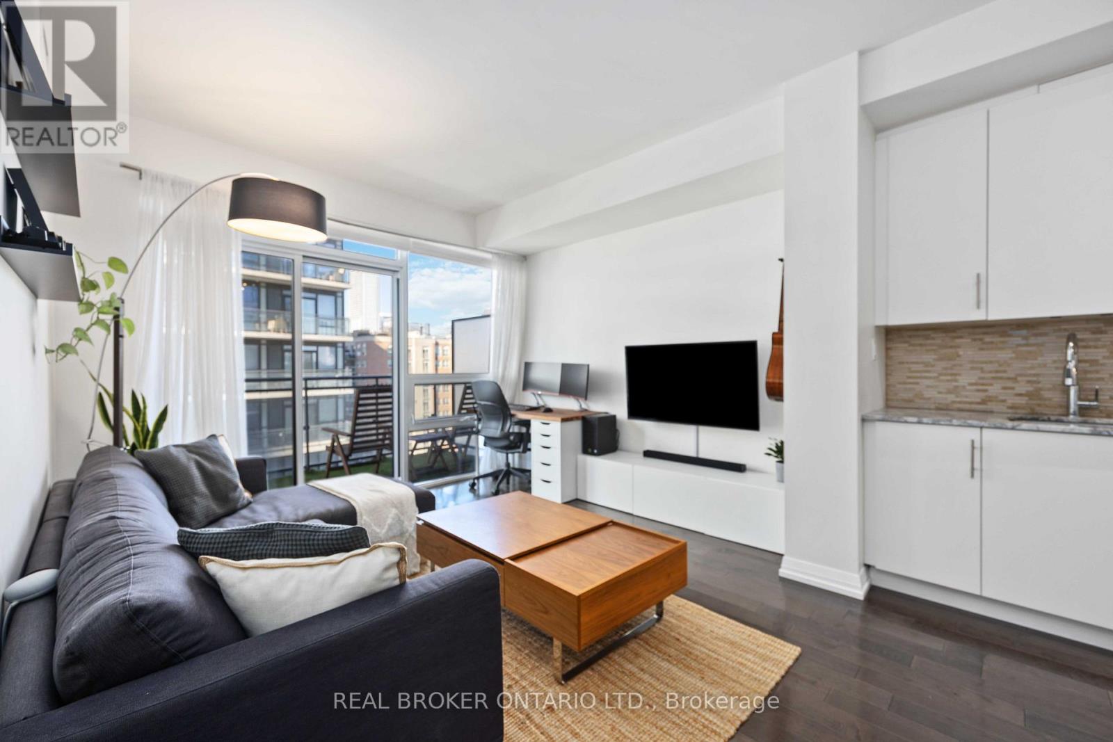 1518 - 460 Adelaide Street E Property Photo 3