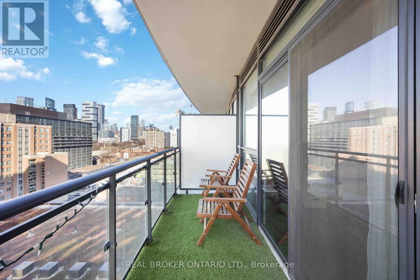 1518 - 460 Adelaide Street E Property Photo 12