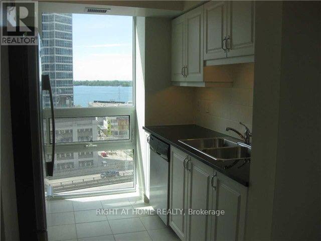 1208 - 25 Lower Simcoe Street Property Photo 17