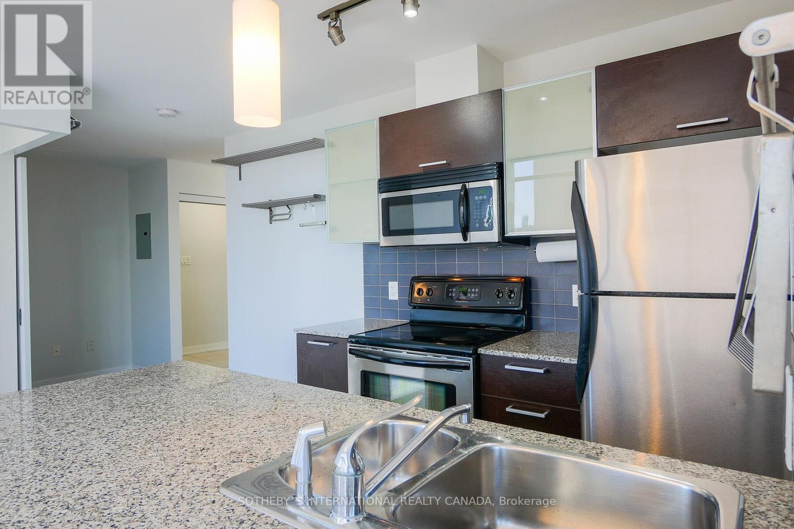 2107 - 37 Grosvenor Street Property Photo 4
