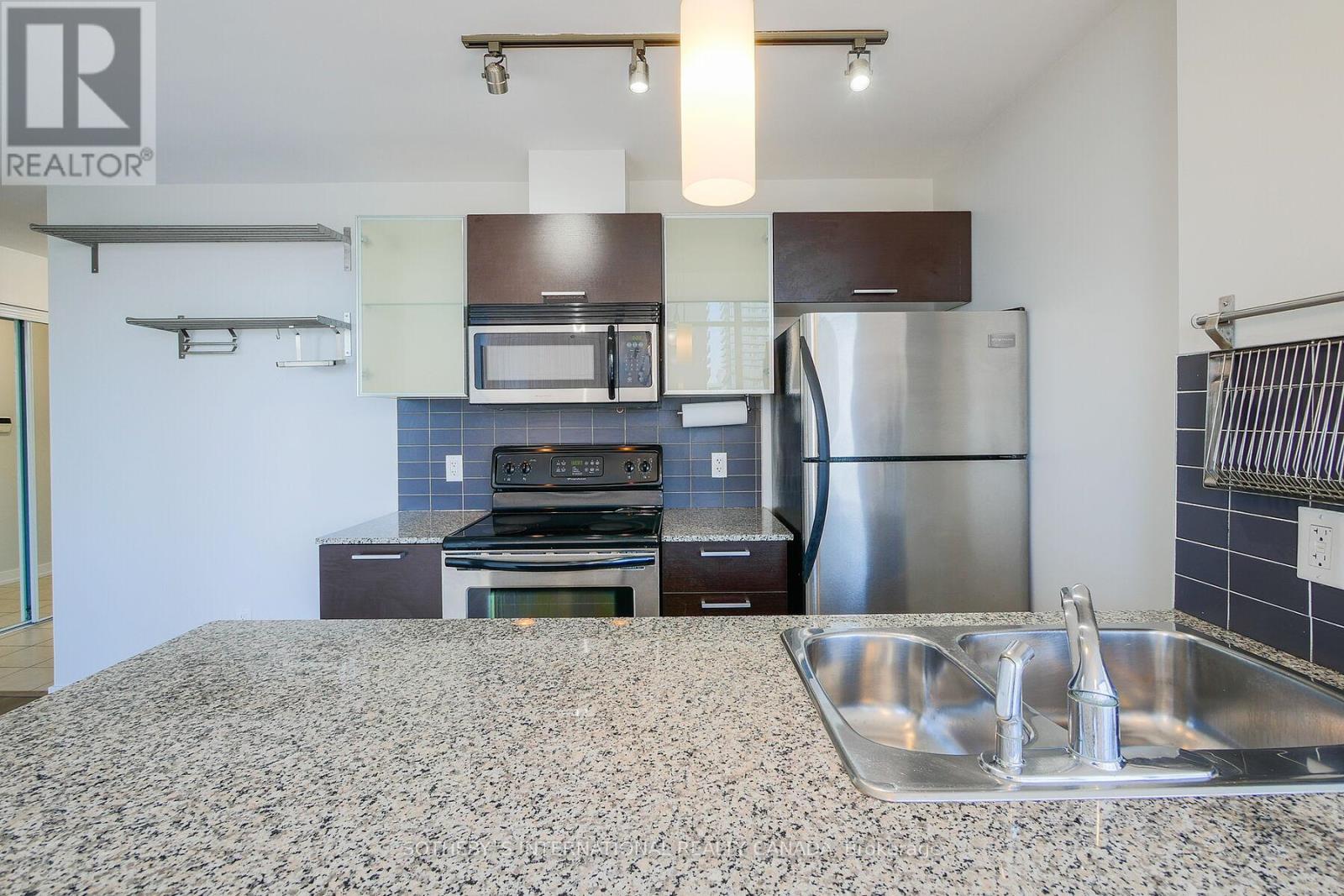 2107 - 37 Grosvenor Street Property Photo 5