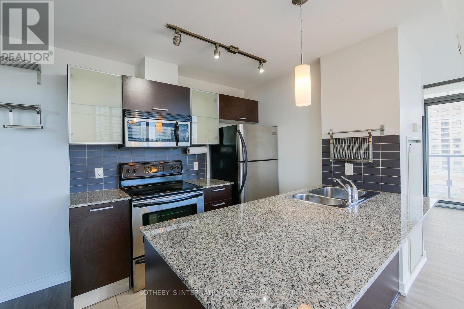 2107 - 37 Grosvenor Street Property Photo 6