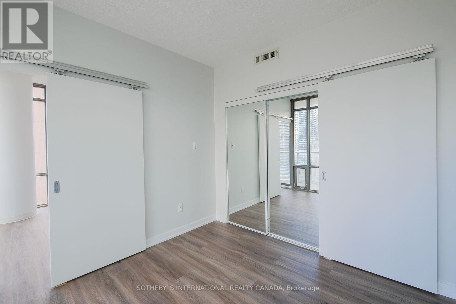 2107 - 37 Grosvenor Street Property Photo 14