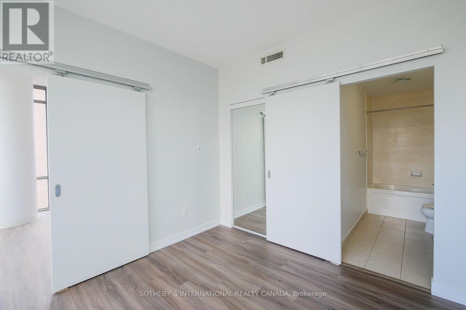 2107 - 37 Grosvenor Street Property Photo 15