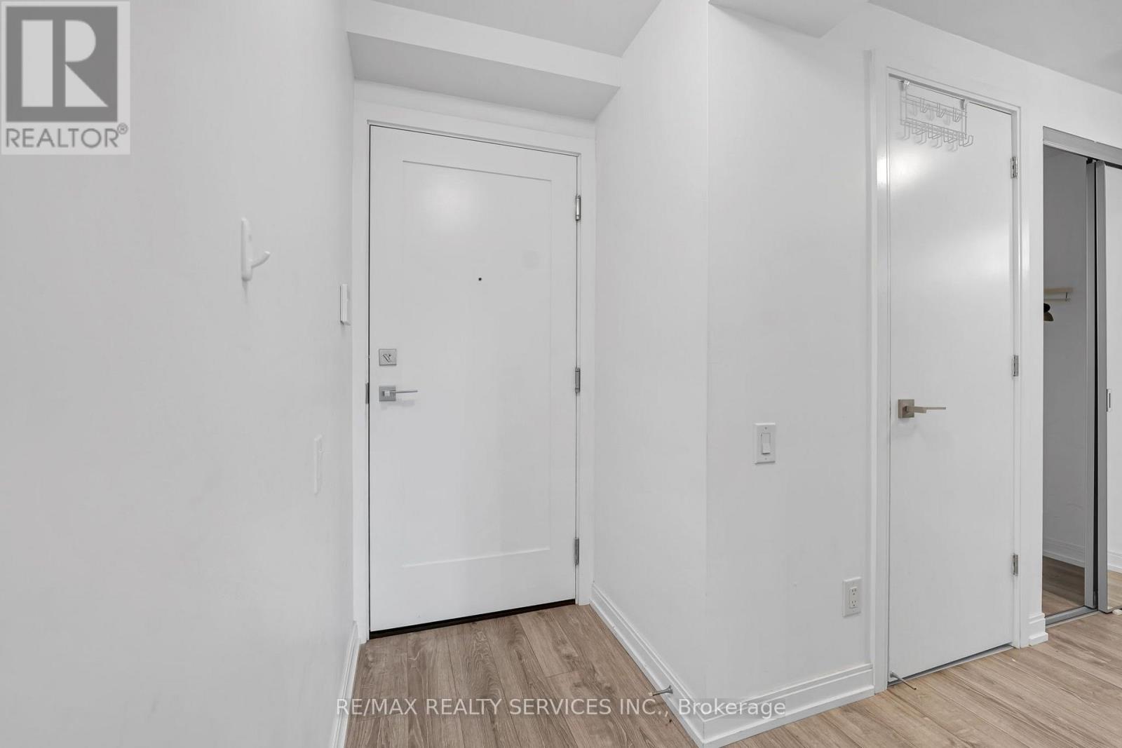 711 - 50 Charles Street E Property Photo 8