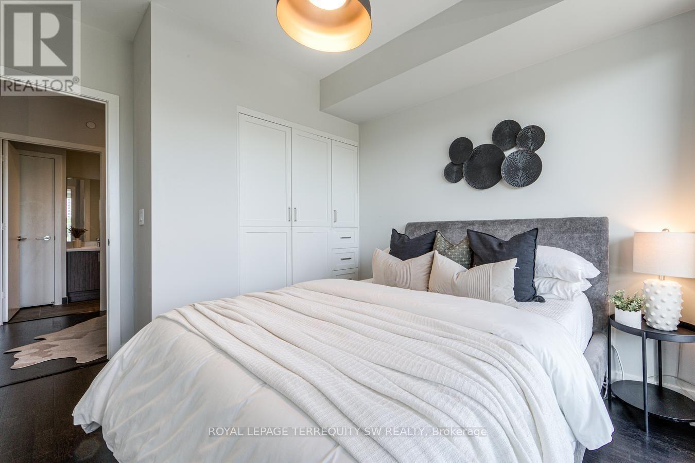 510 - 501 St. Clair Avenue W Property Photo 11