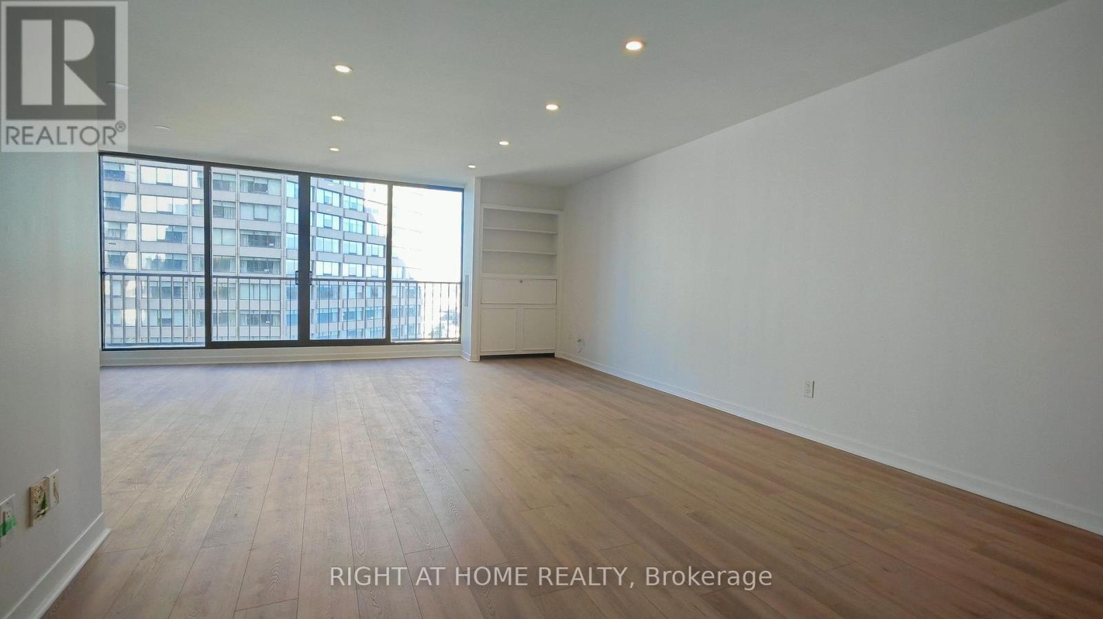 2434 - 33 Harbour Square Property Photo 1