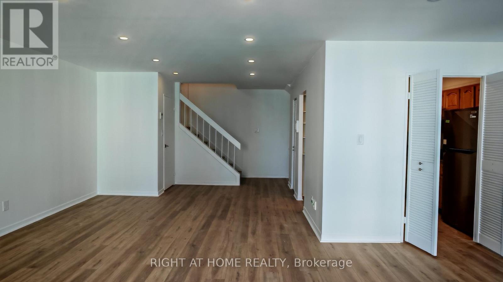 2434 - 33 Harbour Square Property Photo 2