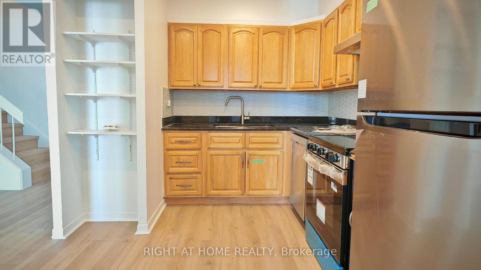 2434 - 33 Harbour Square Property Photo 4