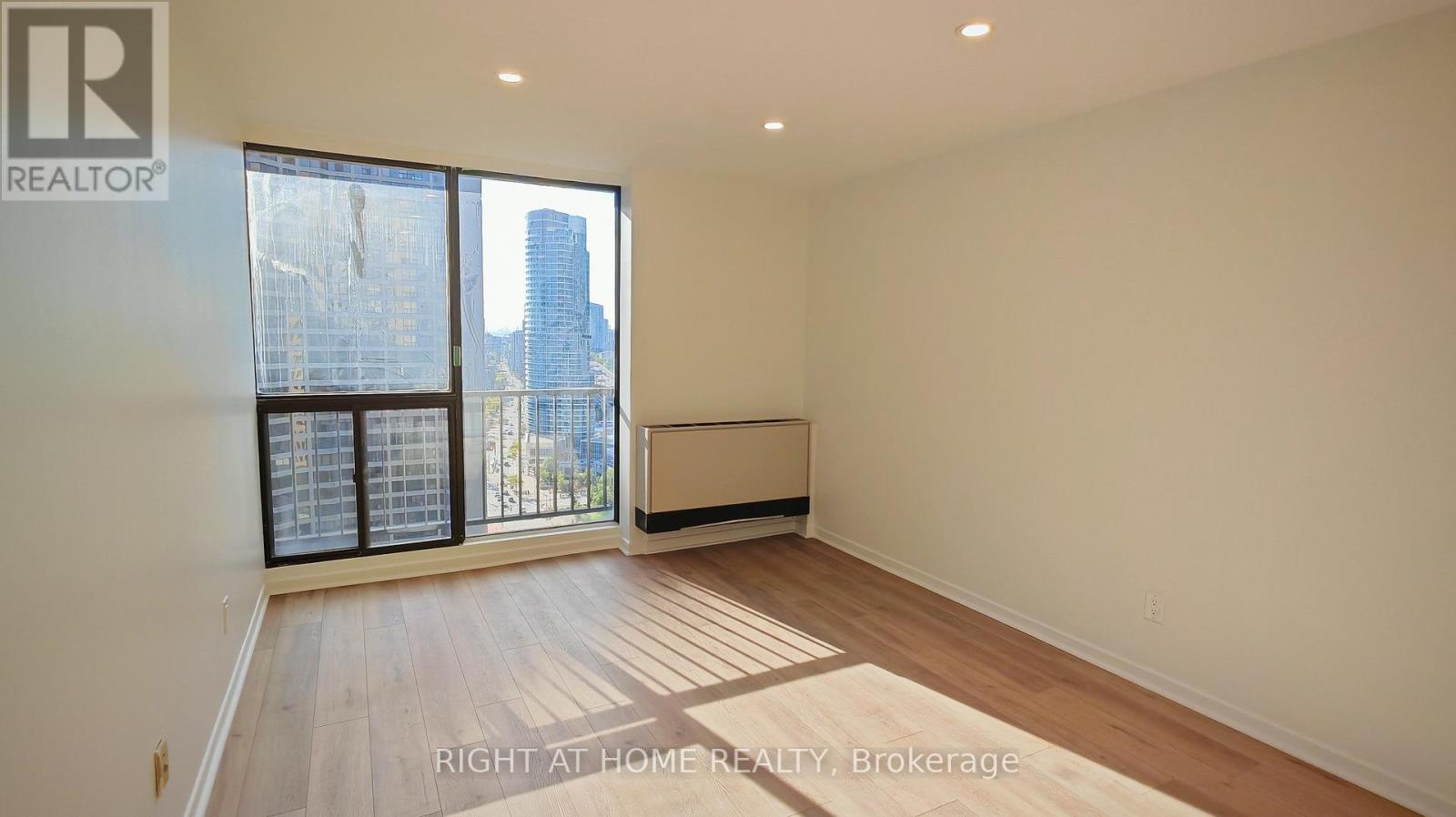 2434 - 33 Harbour Square Property Photo 7