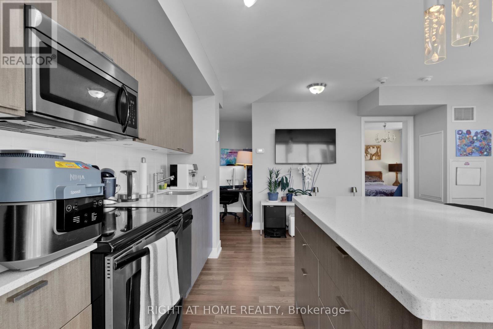 904 - 23 Sheppard Avenue E Property Photo 9