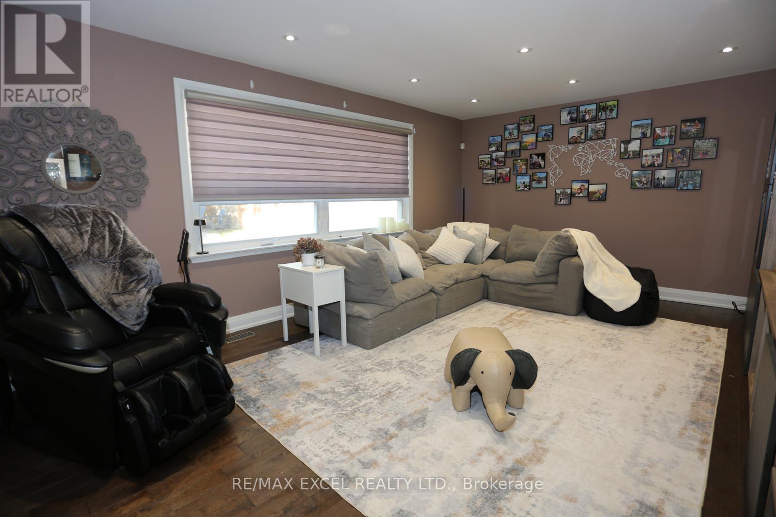 16 Aldenham Crescent Property Photo 2