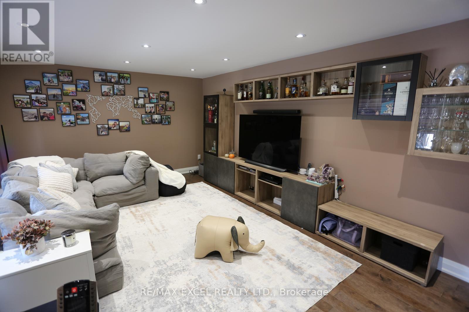 16 Aldenham Crescent Property Photo 3