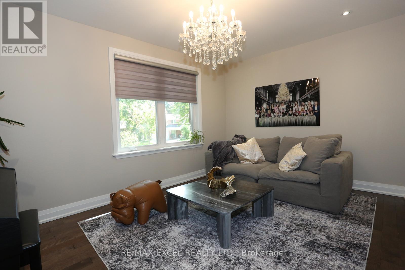 16 Aldenham Crescent Property Photo 4