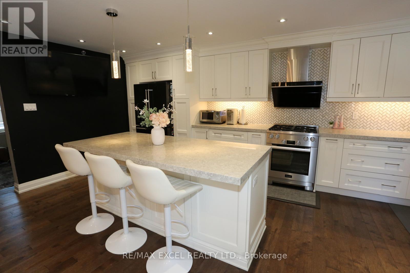16 Aldenham Crescent Property Photo 7
