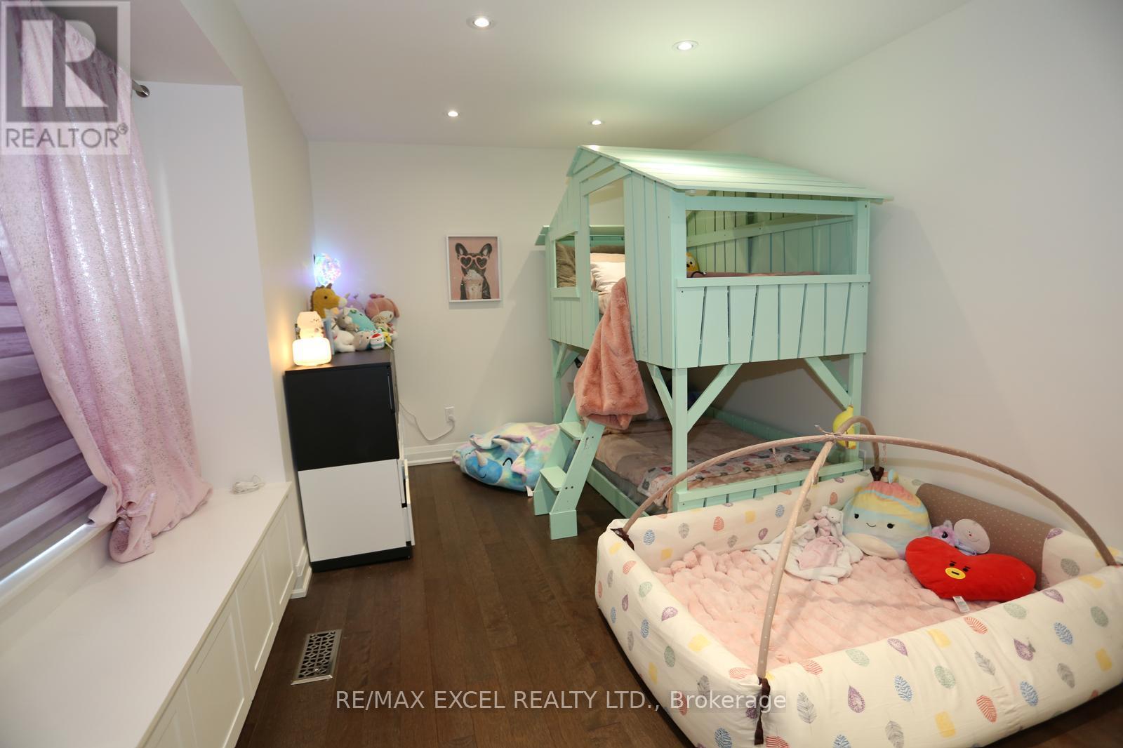 16 Aldenham Crescent Property Photo 16