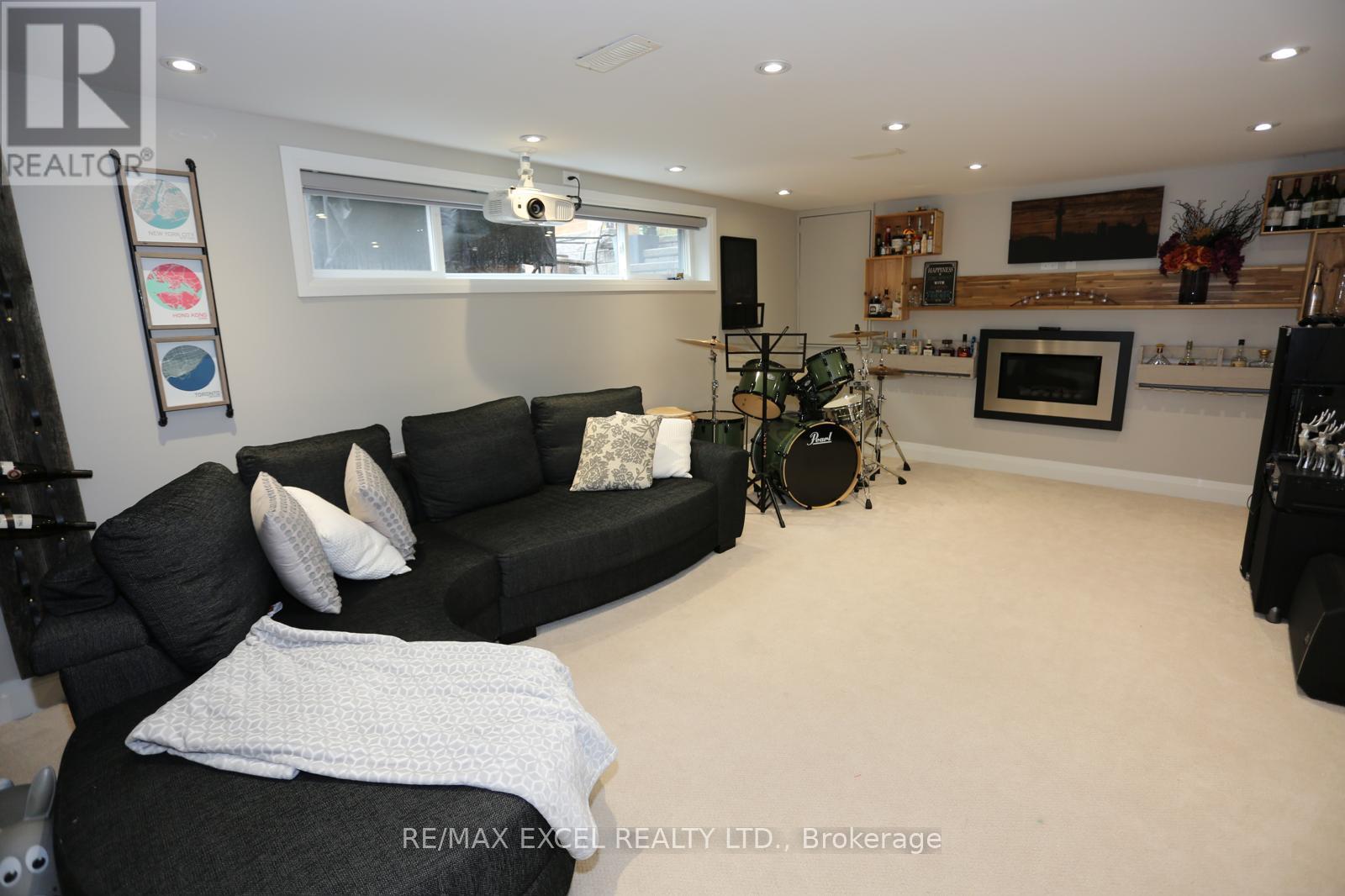16 Aldenham Crescent Property Photo 23