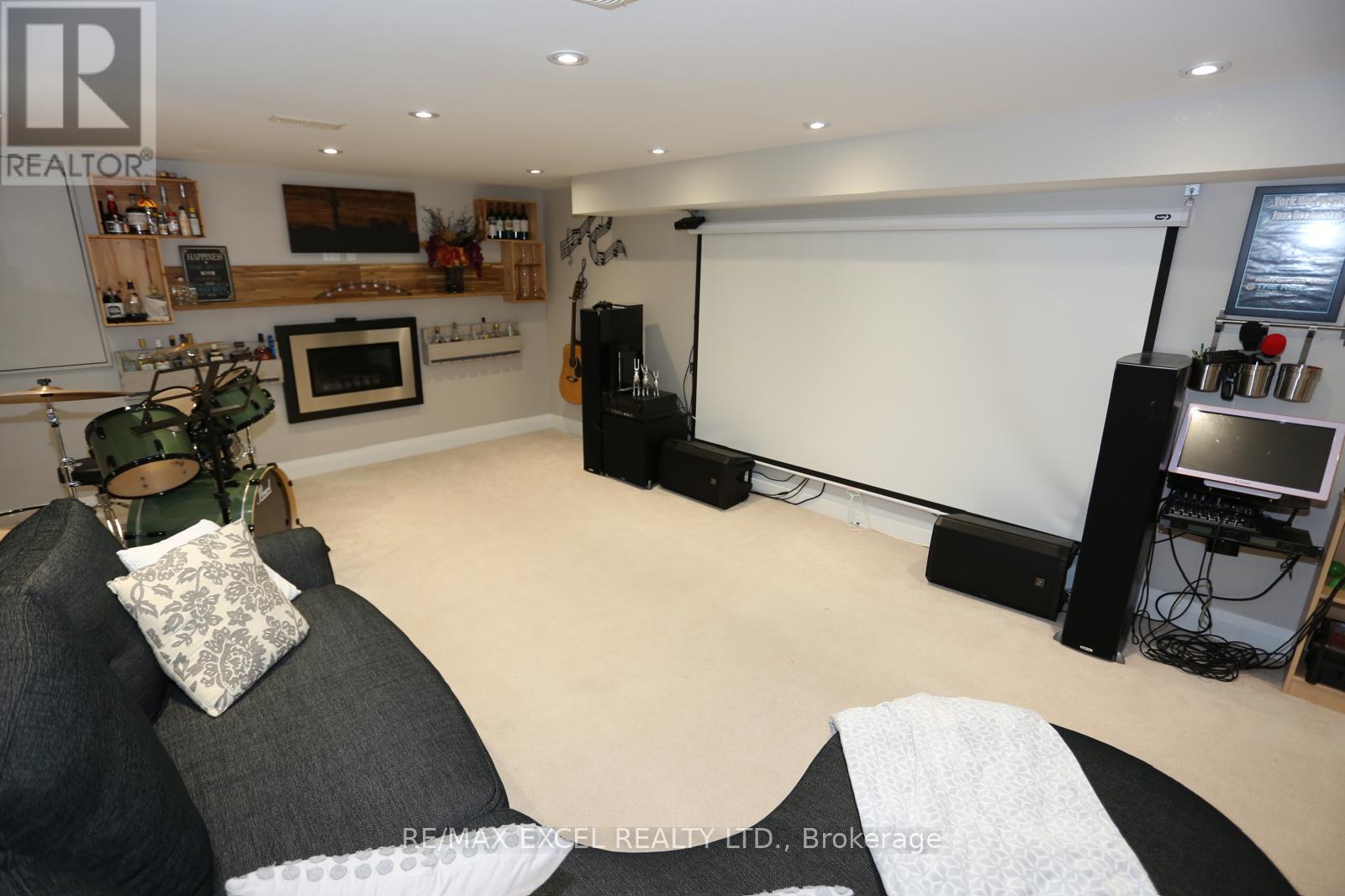 16 Aldenham Crescent Property Photo 24