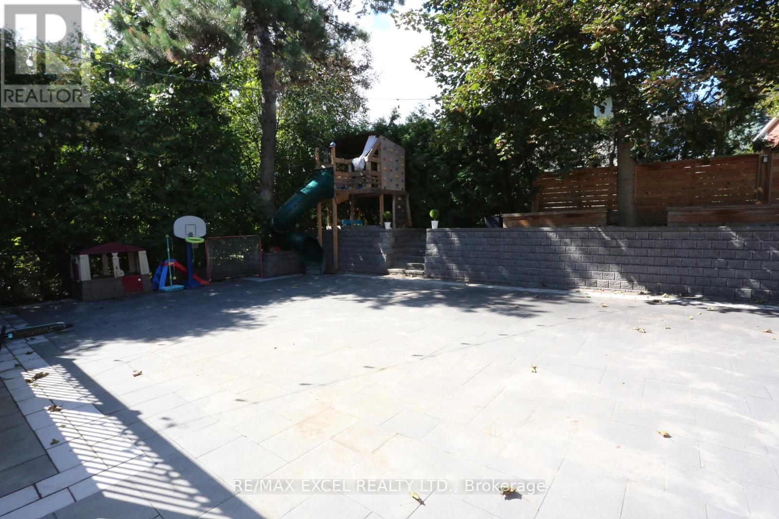 16 Aldenham Crescent Property Photo 36