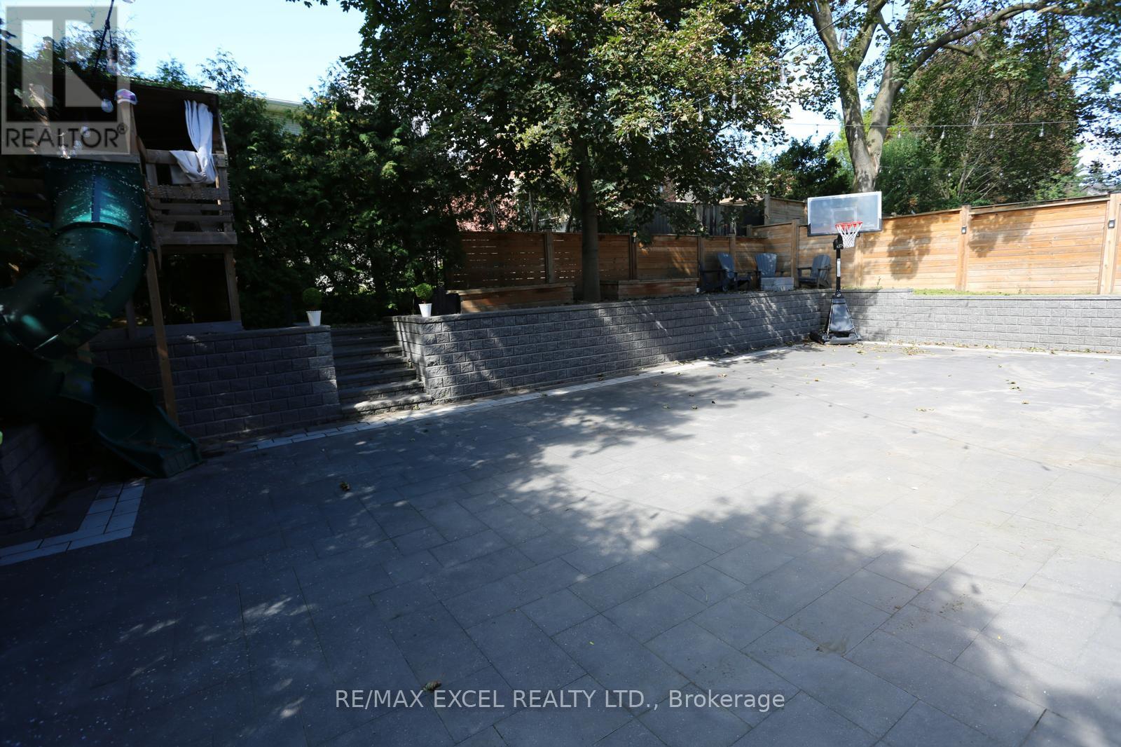 16 Aldenham Crescent Property Photo 37