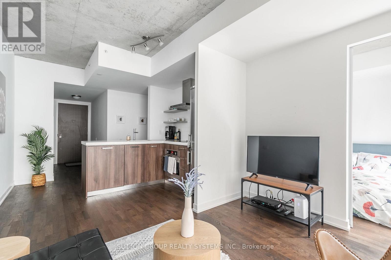 535 - 461 Adelaide Street W Property Photo 7