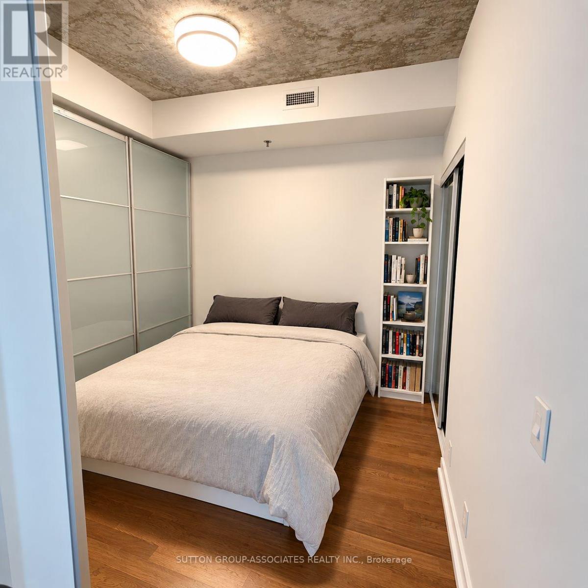 606 - 15 Beverley Street Property Photo 5