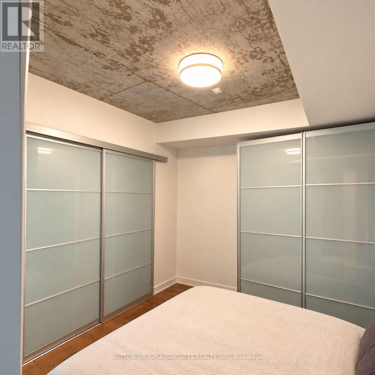 606 - 15 Beverley Street Property Photo 6