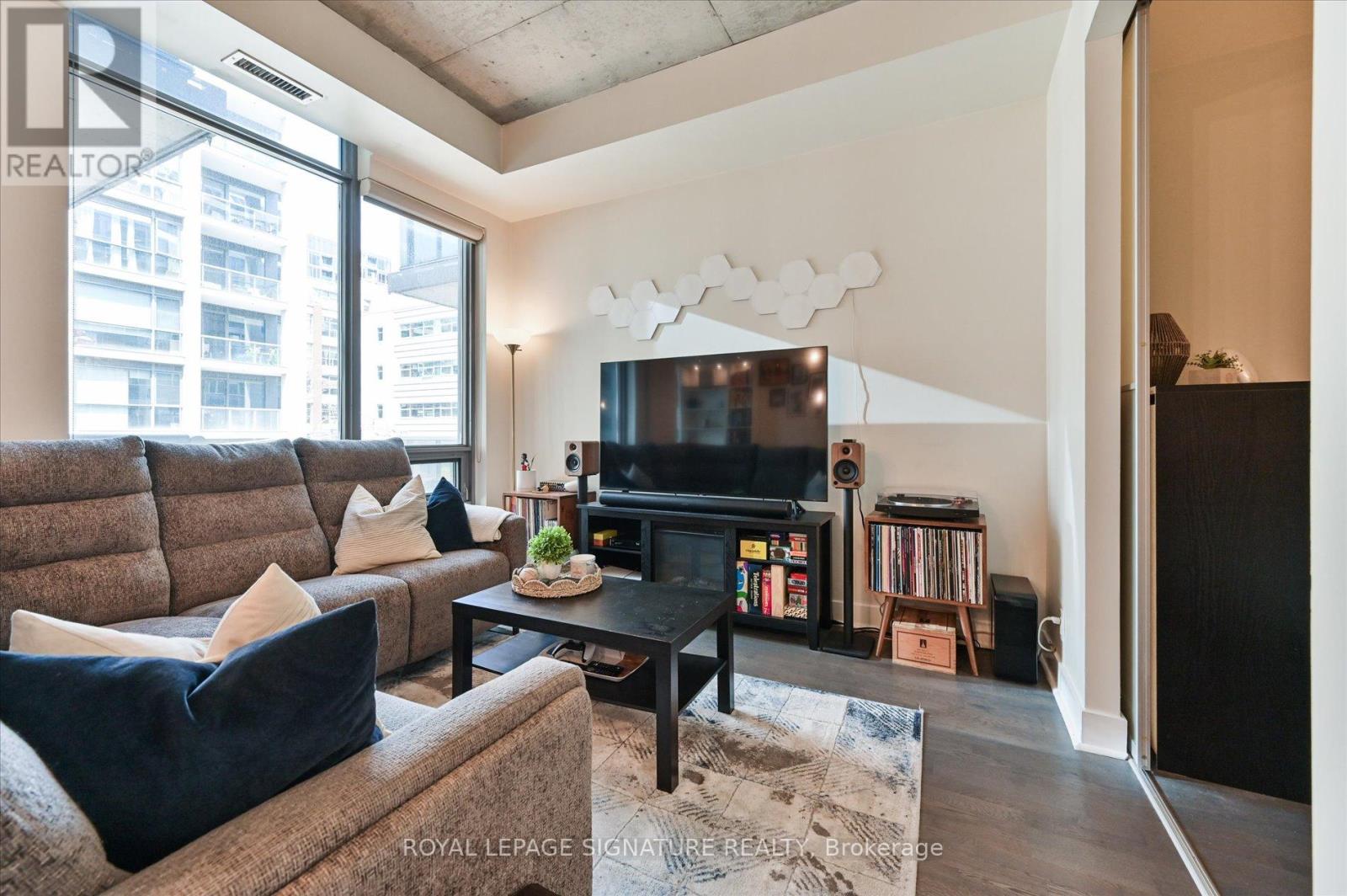 420 - 399 Adelaide Street W Property Photo 9